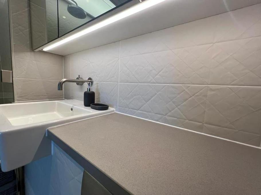 New Manhattan Loft Gardens Stratford Лондон Экстерьер фото