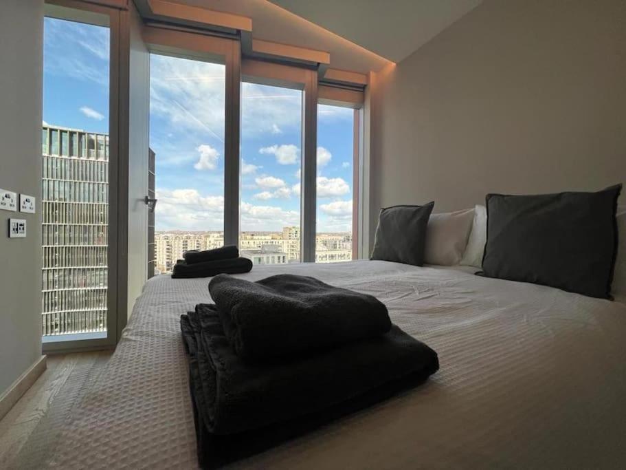 New Manhattan Loft Gardens Stratford Лондон Экстерьер фото